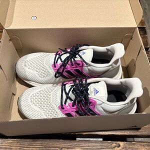 Adidas Ubounce DNA Shoes

Orbit Grey / Core Black / Purple Burst